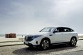 В движение Mercedes-Benz EQC приводится двумя электромоторами общей мощностью 402 лошадиные силы и 765 Нм крутящего момента, разгоняющих внедорожник до сотни за 4,9 секунды. Максимальная дальность поездки в 470 километров обеспечивается 80 кВт батареей